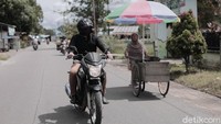 Ia pun mengaku bangga bila ada nasabah yang bisa kita lihat proses usahanya dari nol atau kecil, bisa terus berkembang hingga menjadi besar. Maka tak menutup kemungkinan, ia pun dapat banyak belajar akan usaha seseorang.