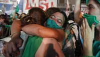 Pengesahan RUU ini dikatakan sebagai puncak dari gerakan feminisme pendukung legalisasi aborsi di Argentina setelah bertahun-tahun menuntut perubahan terkait peraturan aborsi di negara tersebut. AP Photo/Natacha Pisarenko  