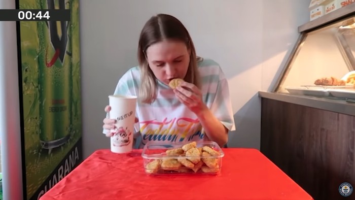 Rekor Dunia Makan 16 Nugget dalam 1 Menit