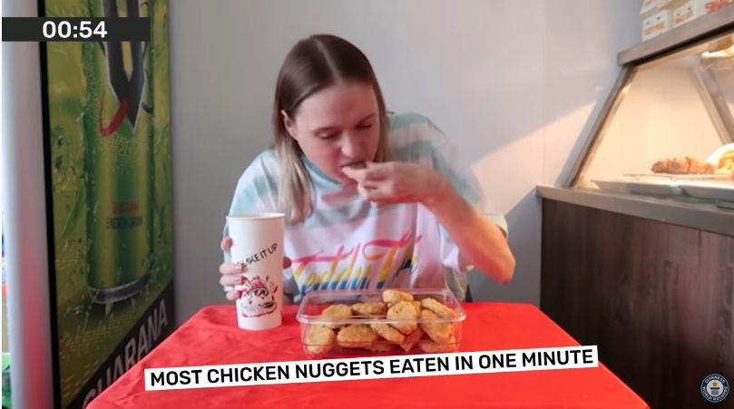 Rekor Dunia Makan 16 Nugget dalam 1 Menit