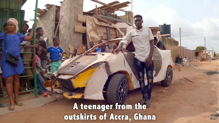 Seorang remaja dari Ghana membuat mobil dengan bahan seadanya.