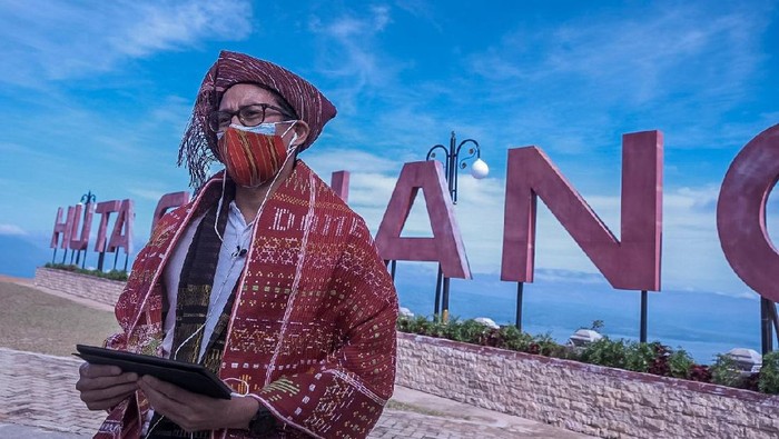 Menparekraf Sandiaga Uno saat melakukan kunjungan kerja perdananya sebagai Menteri Pariwisata dan Ekonomi Kreatif ke Destinasi Super Prioritas Danau Toba