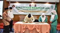 Direktur Pencegahan BNPT, Brigjen Pol. R. Ahmad Nurwakhid dan Ketua PW Fatayat NU Jawa Barat Hirni Kifa Hazefa menandatangani perjanjian kerja sama tentang peningkatan kapasitas diri dalam rangka pencegahan radikal terorisme.