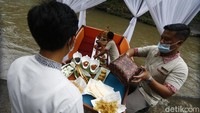 Dikenal juga dengan nama Rafting Brunch, di sini para pengunjung dan tamu hotel bisa merasakan langsung pengalaman seru ngeteh di atas perahu kayu. Disebut rafting, karena Sthala menyiapkan perahu berukuran besar yang di dalamnya dilengkapi beragam makanan dan sofa bantal yang nyaman.