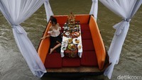 Tak perlu khawatir dengan keamanan selama ngeteh dan makan di atas perahu yang mengarungi sungai ini. Sthala sudah menyiapkan protokol kemanan dan kesehatan untuk Rafting Brunch ini. Ada dua petugas keamanan yang berjaga di sepanjang area sungai.