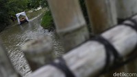 Lalu ada banyak staf hotel yang ikut berjaga di pinggir sungai. Jika tinggi air sungai tiba-tiba naik atau hujan, dengan sigap semua petugas keamanan dan staf akan membantu tamu di sungai.