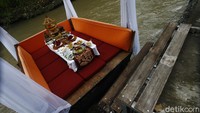 Untuk menu makanannya cukup beragam. Setidaknya ada lebih dari 20 jenis makanan dan kue yang disajikan di Rafting Brunch ini. Meski namanya brunch, tapi makanan yang disajikan sangat lengkap. Mulai dari makanan pembuka, makanan utama, dessert sampai aneka minuman yang bisa dipesan sesuai selera.
