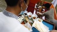 Salah satu menu makanan dalam paket brunch ini ada ayam goreng, mie goreng, nasi goreng, sate lilit dan masih banyak lagi. Tersedia juga pilihan menu lainnya seperti vegetable pizza, mushroom cheese quiche, steak sandwich, buah segar, pistachio macaron, dan lain-lain.