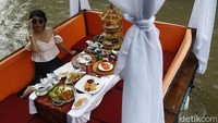 Semua makanan yang ditawarkan dalam paket Rafting Brunch ini diracik segar dan hangat. Seperti menu ayam goreng yang berupa potongan ayam goreng disajikan dengan beberapa sambal. Sensasi unik cukup terasa saat mencicipi ayam goreng di atas perahu kayu yang mengarungi Sungai Wos.