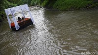 Semua makanan dan minuman ditata dengan cantik dan instagenik di dalam perahu dengan bantalan duduk yang nyaman. Dengan kisaran harga Rp 1.500.000 saja sudah bisa menikmati paket rafting brunch ini untuk dua orang. Tidak ada batasan waktu untuk brunch rafting ini, jadi pengunjung bisa bersantai ditemani aneka makanan enak.