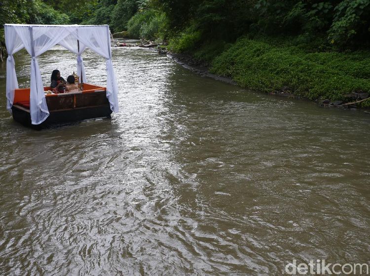 Sensasi Makan ala Sultan di Tengah Aliran Sungai Wos Bali