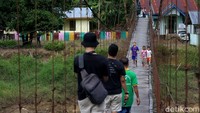 Pohon Ulin bisa tumbuh di dataran rendah hingga ketinggian sekitar 625 meter di atas permukaan laut (MDPL). Kayu ulin bisa tumbuh optimal di daerah dengan curah hujan sekitar 2.500 hingga 4.000 mm per tahun.