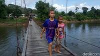 Kayu yang digunakan bukan sembarang kayu. Jembatan gantung itu terbuat dari kayu belian yang sangat kuat. Terbukti dibeberapa rumah Betang juga menggunakan kayu jenis ini dan bisa bertahan ratusan tahun.