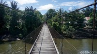 Bagaimana sensasinya? Ya seperti kita jalan atau terbang diatas sungai sepanjang kurang lebih 50 meter. Jembatan gantung yang terbuat dari kayu itu juga diperkuat oleh kawat seling baja yang mengubungkan satu darat ke daratan lainnya.