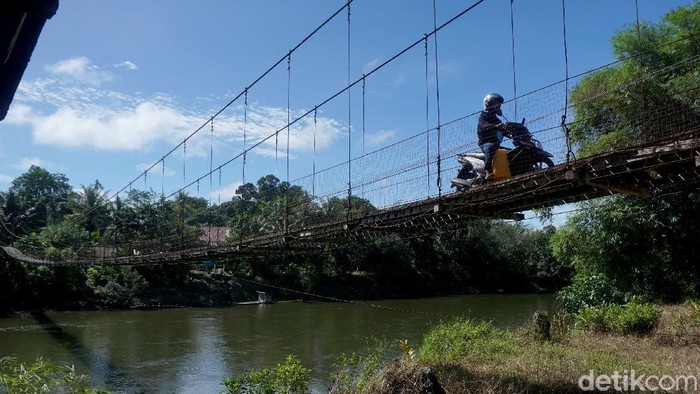 Sensasi Nyebrang di Jembatan Gantung Menuju Rumah Betang Selain jembatan besar yang terbuat dari kayu dan dapat dilalui mobil, keunikan lainnya di Kalimantan ini masih banyak jembatan gantung yang menghubungkan antarwilayah atau antardesa. Mau tahu sensasinya?