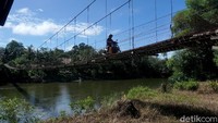 Tak hanya untuk orang, untuk kendaraan bermotor roda dua juga bisa kok menyeberangi jembatan gantung ini. Lihat aja tuh buktinya. 