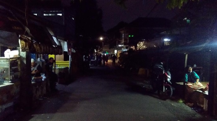 Suasana Petamburan III usai spanduk FPI dicopot Brimob dan TNI