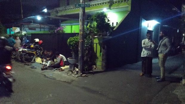Suasana Petamburan III usai spanduk FPI dicopot Brimob dan TNI