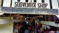 Traveler pun bisa membeli kain ini di banyak toko oleh-oleh, salah satunyta di Huta Siallagan. (Tasya Khairally/detikcom)
