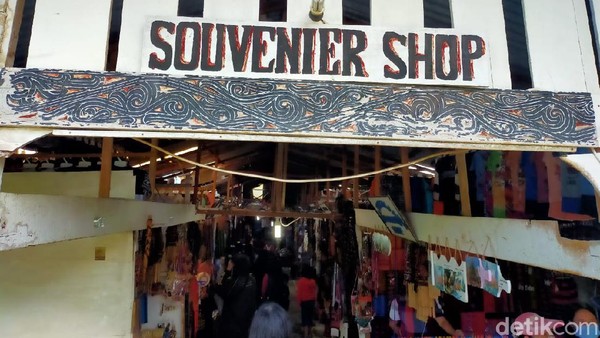 Traveler pun bisa membeli kain ini di banyak toko oleh-oleh, salah satunyta di Huta Siallagan. (Tasya Khairally/detikcom) Traveler pun bisa membeli kain ini di banyak toko oleh-oleh, salah satunyta di Huta Siallagan. (Tasya Khairally/detikcom)