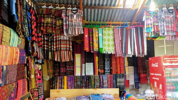 Ulos jadi salah satu oleh-oleh favorit wisatawan yang berwisata ke Sumatera Utara. Ada berbagai motif dan warna yang beraneka ragam. (Tasya Khairally/detikcom) Ulos jadi salah satu oleh-oleh favorit wisatawan yang berwisata ke Sumatera Utara. Ada berbagai motif dan warna yang beraneka ragam. (Tasya Khairally/detikcom)