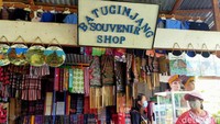 Tak hanya ulos, ada banyak oleh-oleh lain seperti tas, baju, gantungan kunci hingga pajangan yang unik. (Tasya Khairally/detikcom)