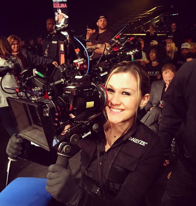 Wanita berambut pirang ini pun menjelaskan jika orang tidak bisa bekerja sebagai cutman atau cutwoman untuk uang karena memang tidak terlalu menghasilkan. Ia sendiri punya pekerjaan utama di luar hobinya ini. Foto: Instagram @swayzevalentine