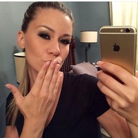 Aku sudah pernah diserang secara fisik. Aku sering disumpahi. Banyak tangan yang sudah diperban dibuka lagi karena mereka tidak suka pekerjaanku. Aku dibilang tidak boleh menyentuh beberapa petarung. Itu hanya karena teritori. Aku selalu punya tantangan kecil tapi apa yang membuatku tetap maju adalah mengatasi setiap rintangan yang datang, ungkap Swayze. Foto: Instagram @swayzevalentine