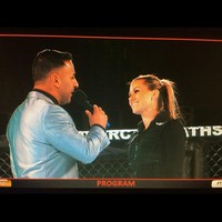 Ketika menonton pertandingan langsung, Swayze mengaku langsung tertarik untuk menjadi bagian dari dunia tersebut. Tidak bisa bertarung, ia pun meminta pekerjaan lain untuk bergabung dengan promotor. Karena itu lah, awalnya Swayze sempat menjadi ring girl. Foto: Instagram @swayzevalentine