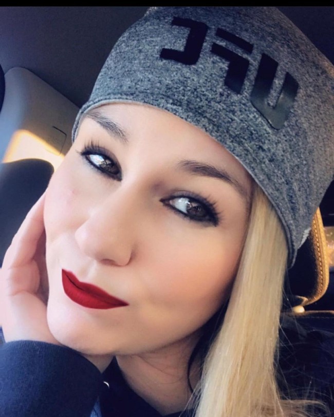 Tapi lama kelamaan ia tidak nyaman mengenakan bikini. Swayze lalu melihat bagaimana cutmen bekerja dan langsung membuka YouTube dan belajar membungkus tangan dengan perban sesaat pulang ke rumah. Lalu aku pergi ke gym MMA terdekat hanya untuk mempraktekkannya pada para petarung, katanya. Foto: Instagram @swayzevalentine