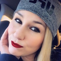 Tapi lama kelamaan ia tidak nyaman mengenakan bikini. Swayze lalu melihat bagaimana cutmen bekerja dan langsung membuka YouTube dan belajar membungkus tangan dengan perban sesaat pulang ke rumah. Lalu aku pergi ke gym MMA terdekat hanya untuk mempraktekkannya pada para petarung, katanya. Foto: Instagram @swayzevalentine