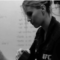 Jadi jika ada petarung yang terluka kami masuk (ke ring). Kami benar-benar hanya punya 40 detik untuk membawa petarung ke pojok, duduk, dibersihkan (lukanya). Kami memerban di sana selama mungkin sampai wasit bilang istirahat selesai. Ketika itu, kami harus keluar dalam hitungan detik, ungkapnya kepada Business Insider. Foto: Instagram @swayzevalentine