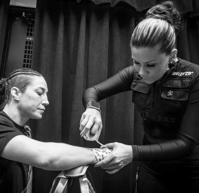 Dalam pertarungan UFC, cedera dan luka sudah biasa terjadi. Kadang hal tersebut tidak bisa menghentikan mereka untuk melanjutkan pertandingan. Karena itu, tugas Swayze sebagai cutwoman dibutuhkan. Pada dasarkan tugas wanita tersebut adalah mengobati luka tinju agar nantinya tidak semakin parah. Foto: Instagram @swayzevalentine