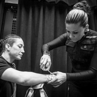 Dalam pertarungan UFC, cedera dan luka sudah biasa terjadi. Kadang hal tersebut tidak bisa menghentikan mereka untuk melanjutkan pertandingan. Karena itu, tugas Swayze sebagai cutwoman dibutuhkan. Pada dasarkan tugas wanita tersebut adalah mengobati luka tinju agar nantinya tidak semakin parah. Foto: Instagram @swayzevalentine