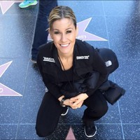 Swayze Valentine adalah wanita yang bekerja sebagai cutwoman. Bisa dibilang tugasnya adalah memberi pertolongan pertama pada petarung yang terluka dan butuh jahitan atau perawatan. Swayze sendiri adalah wanita pertama dan satu-satunya yang menjalani profesi ini. Foto: Instagram @swayzevalentine