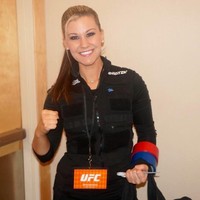 Swayze bekerja di kantor pos enam hari dalam seminggu dan menggunakan hari Minggu dan liburannya untuk acara UFC tapi pada akhirnya untuk dia, ini lebih dari kepada pekerjaan dari pada uang, ujar narator acara. Foto: Instagram @swayzevalentine