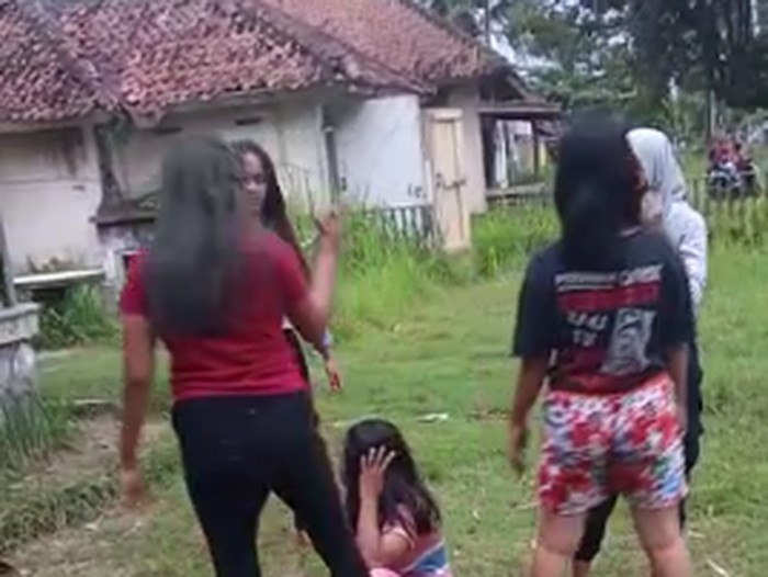 tangkapan layar video viral ABG dijambak dan dikeroyok