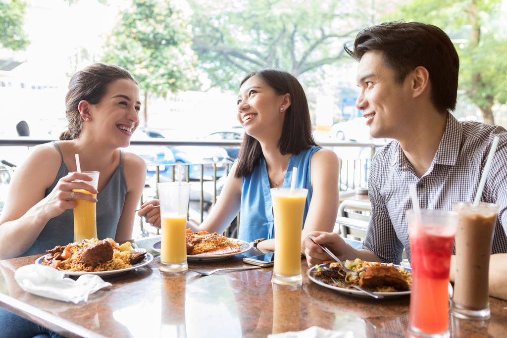 Ternyata Dandan Saat Makan, Buat Orang Pilih Makanan Sehat