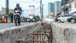 Tiang Utilitas Proyek Pelebaran Jalan Menunggu Dipindahkan