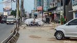 Tiang Utilitas Proyek Pelebaran Jalan Menunggu Dipindahkan