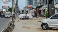 Tiang tersebut masih berada di tengah jalan.