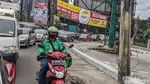 Tiang Utilitas Proyek Pelebaran Jalan Menunggu Dipindahkan