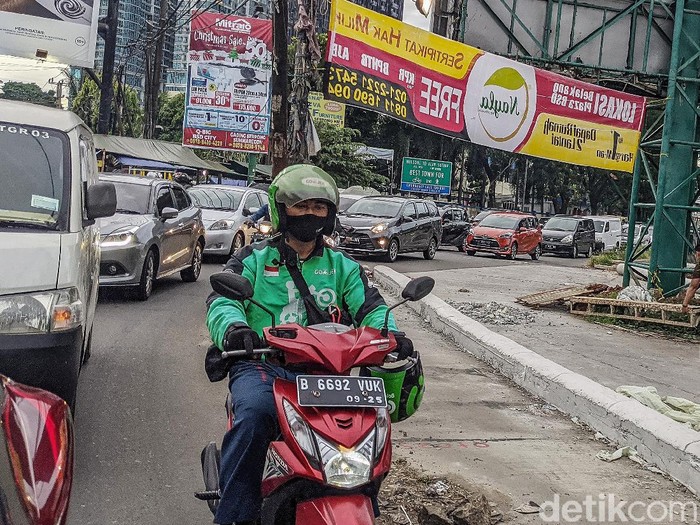 Jalan Bhayangkara, Serpong, Tangerang Selatan, tengah dilebarkan. Pelebaran jalan menjadi 12,5 meter tersebut menyisakan tiang utilitas yang belum dipindahkan.