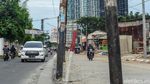 Tiang Utilitas Proyek Pelebaran Jalan Menunggu Dipindahkan