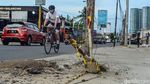 Tiang Utilitas Proyek Pelebaran Jalan Menunggu Dipindahkan