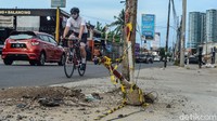 Para pengendara melintasi proyek pelebaran jalan yang masih berlangsung di Jl Bhayangkara, Serpong, Tangerang Selatan, Rabu (30/12/2020).