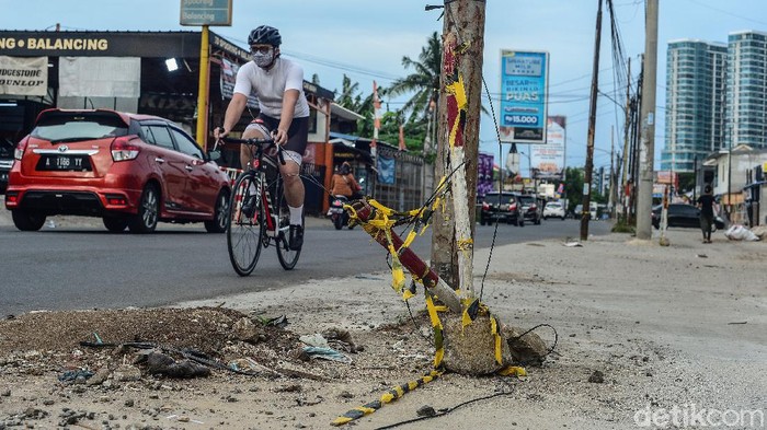 Jalan Bhayangkara, Serpong, Tangerang Selatan, tengah dilebarkan. Pelebaran jalan menjadi 12,5 meter tersebut menyisakan tiang utilitas yang belum dipindahkan.