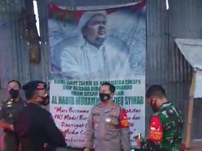 TNI-Polisi Turunkan Spanduk FPI di Cikupa Tangerang