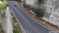 Jalur Pantai Pandawa dengan aspal mulus dan membelah tebing, membuat sosok mobil ini semakin tangguh.