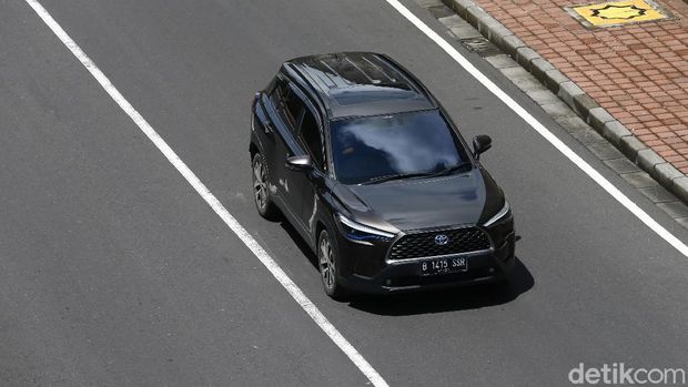 Toyota Corolla Cross Hybrid Mejeng di Pantai Pandawa Bali